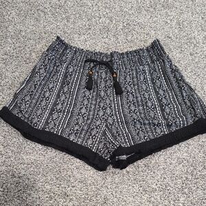 No Boundaries Black and White Women's Shorts With Elastic Waistband Size XXL